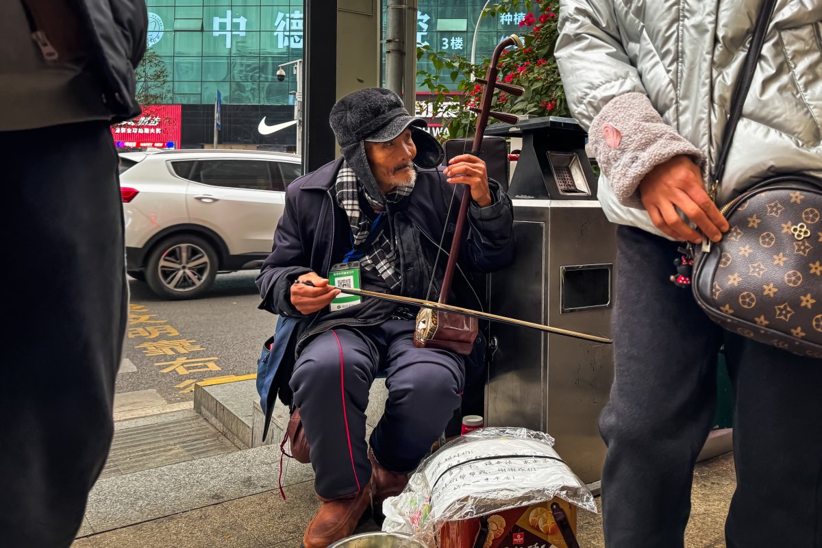 Man Plays Erhu in Chongqing