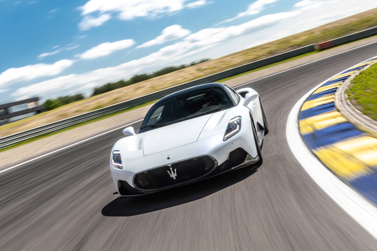 AI-driven Maserati MC20