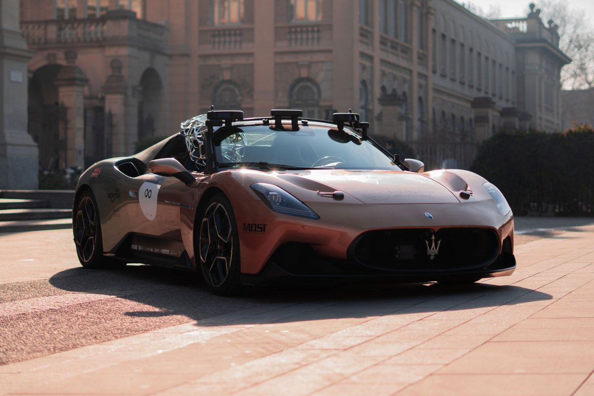 AI-driven Maserati MC20
