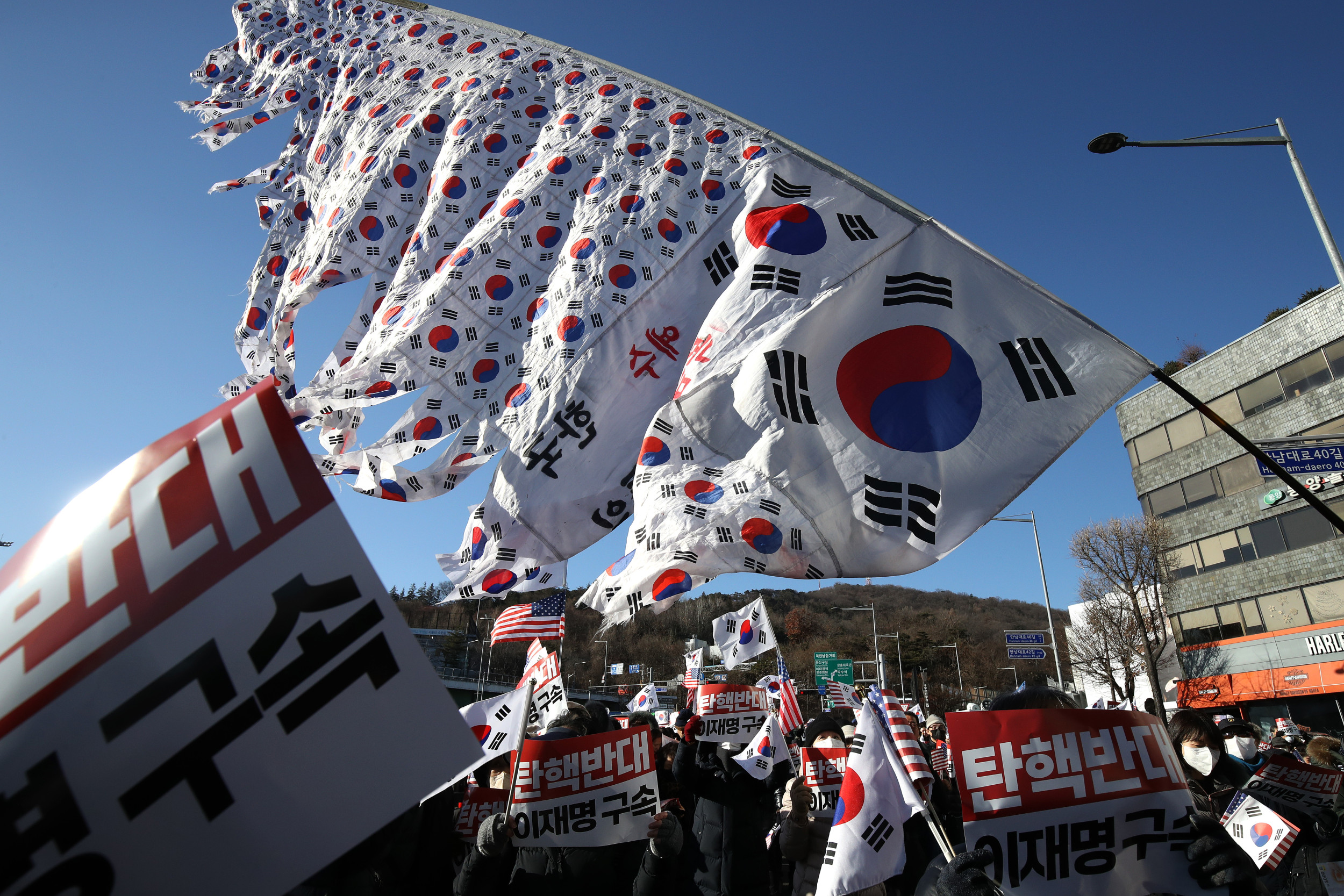 Yoon Detainment Standoff Intensifies Amid Resignation of Security Chief