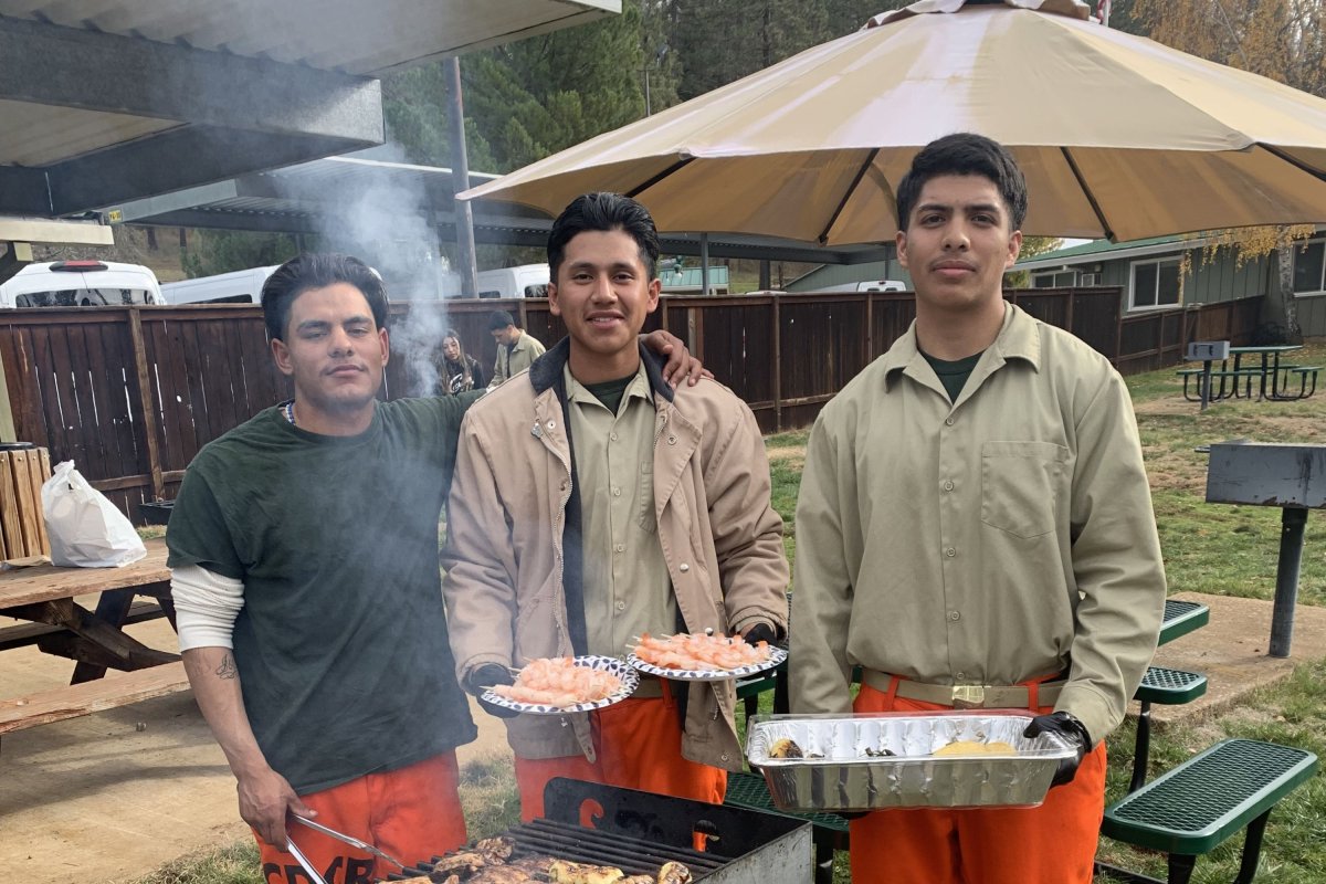 Prisionero luchando contra los incendios forestales de California