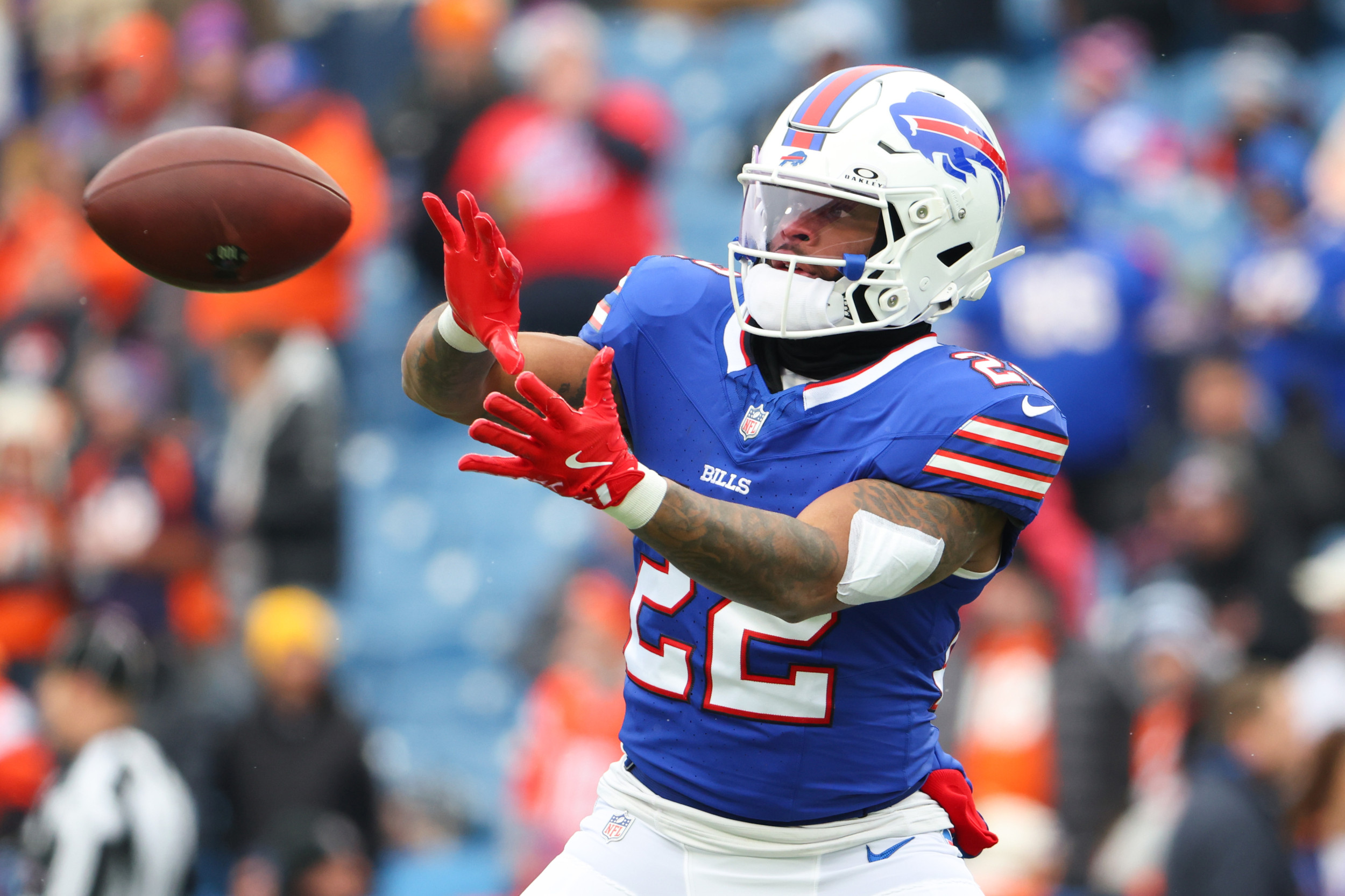 Bills Ray Davis Helped to Locker Room After Taking Massive Shot to Head