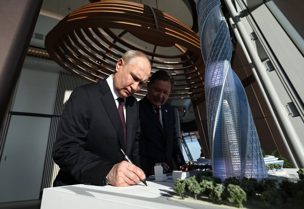 Vladimir Putin at Gazprom HQ