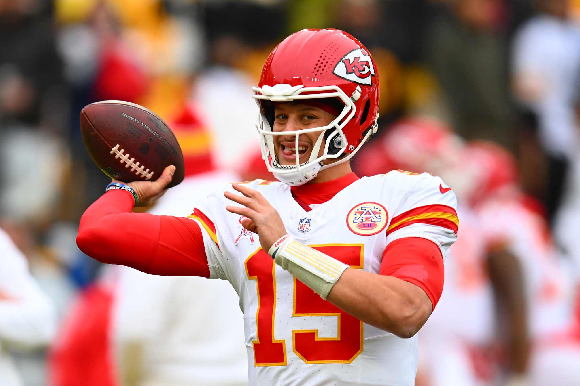 Chiefs Patrick Mahomes Shows up to Super Bowl LIX in Eagles Green Suit