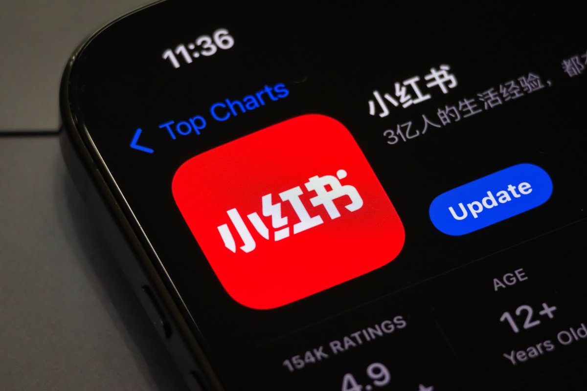 Smartphone Displays Update Page for Xiaohongshu