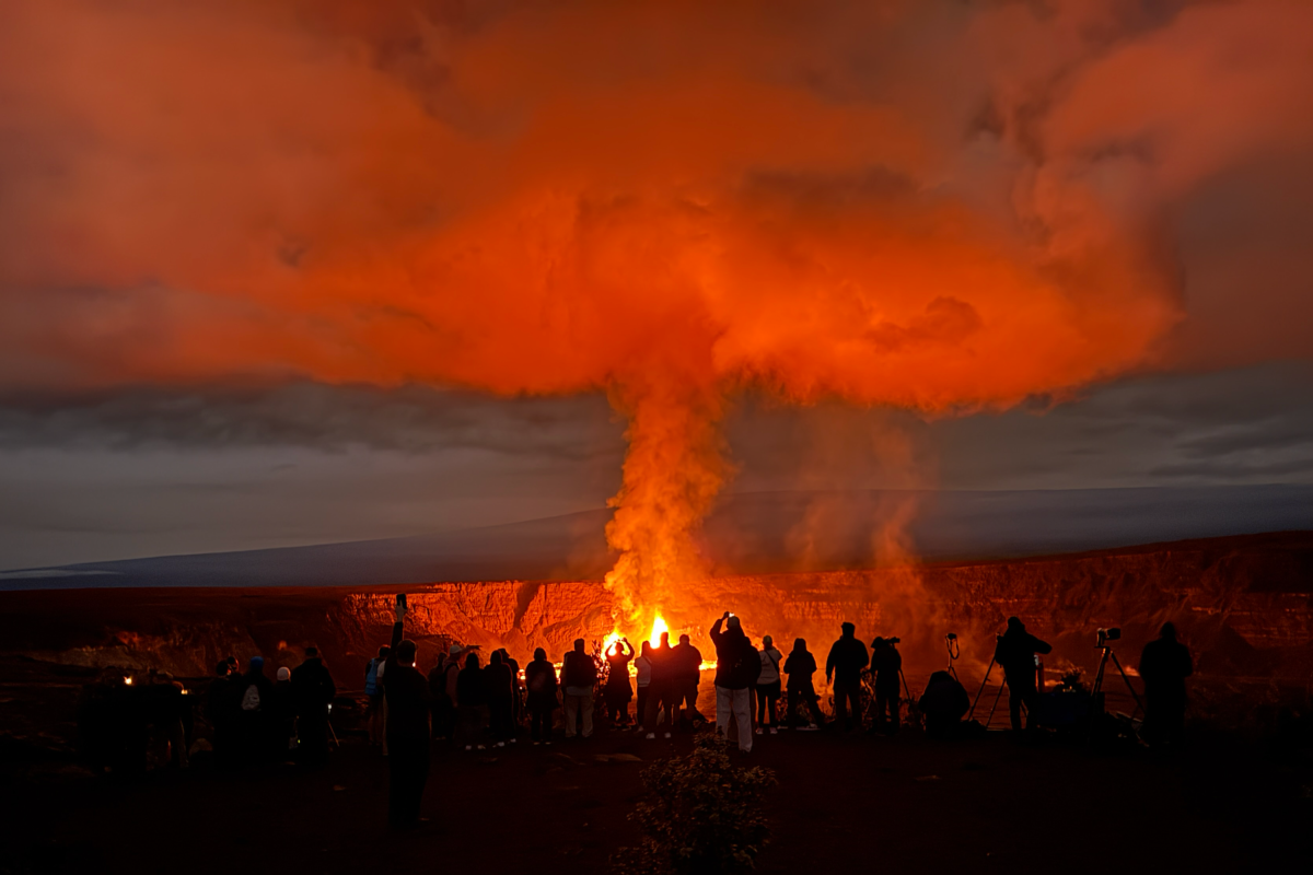 Erupción del pico Kilauea desde el mirador de Keanakakoi