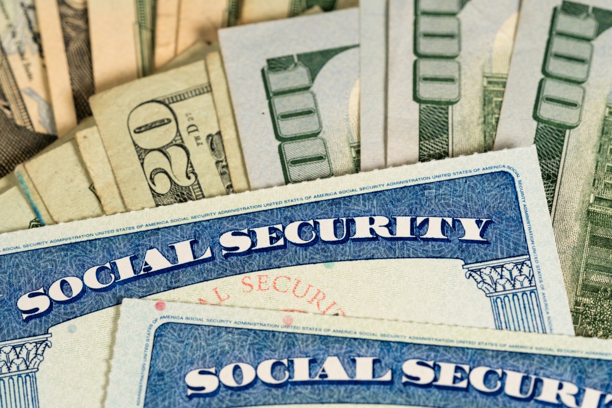 Social‌ security⁢ cards and U.S. dollars