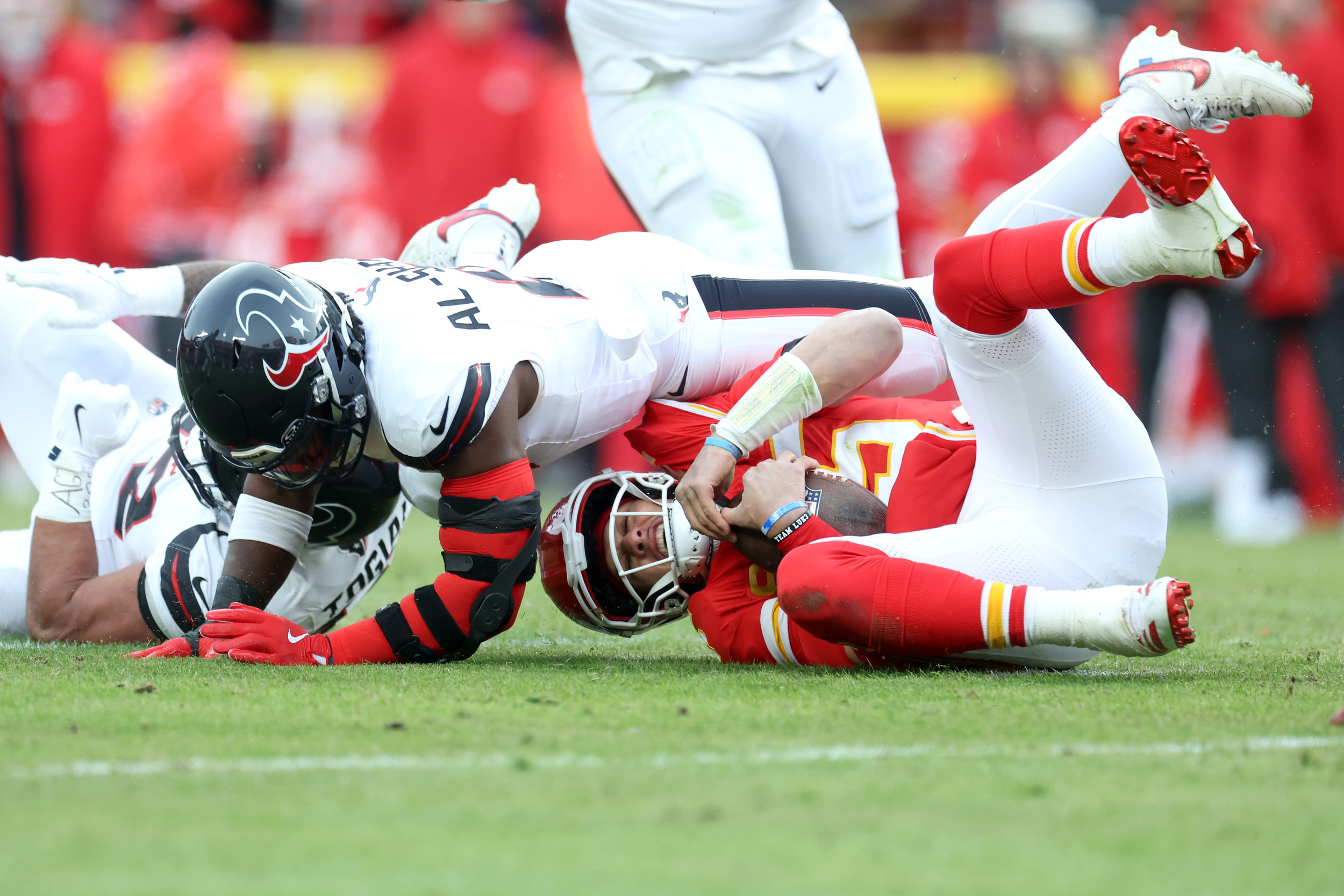 Texans Azeez Al-Shaair Exits Divisional Game After Re-injuring Knee