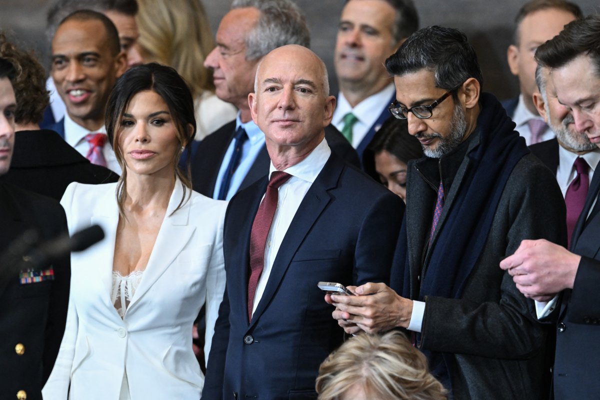 Jeff Bezos' Wife Lauren Sanchez Accused Of 