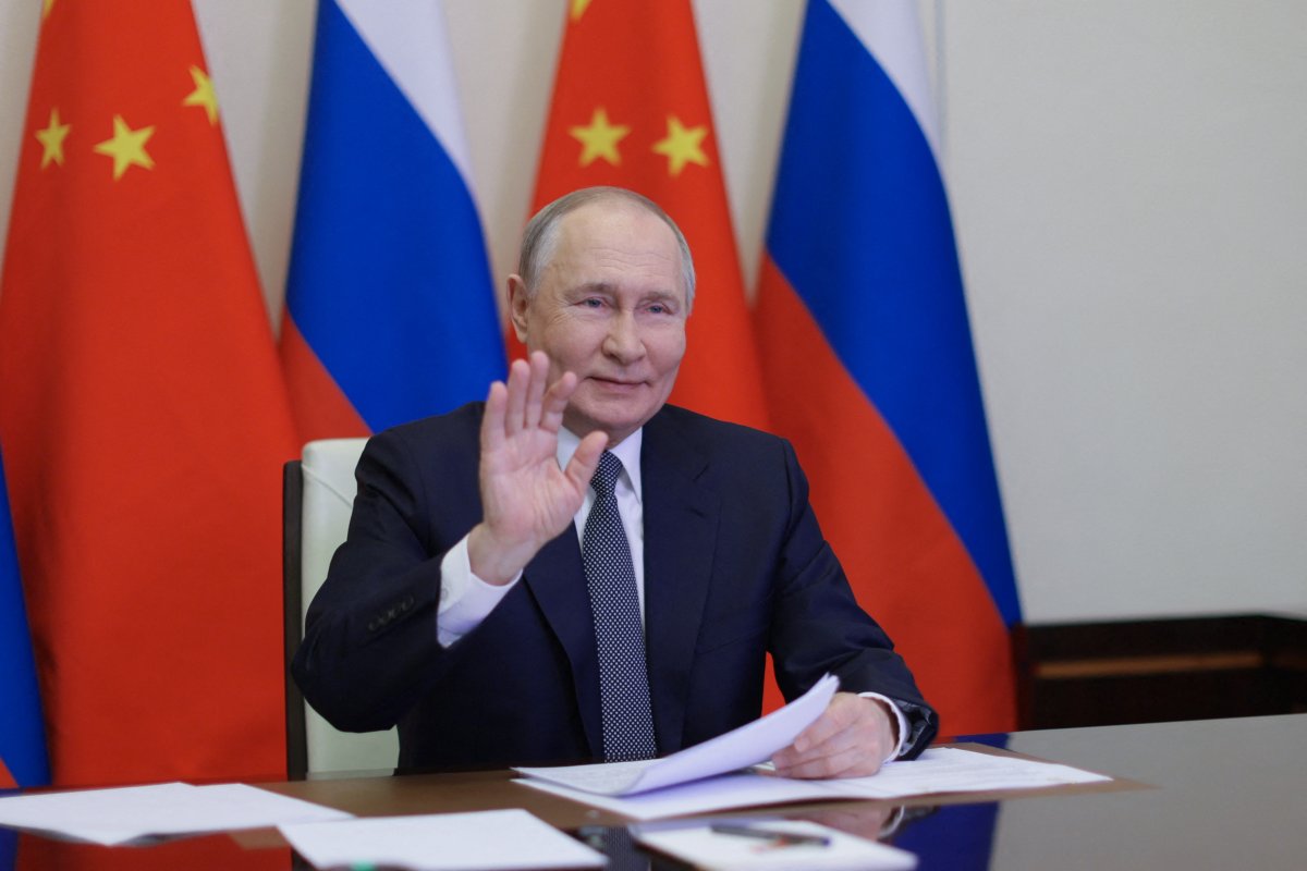 Did Xi Jinping Refuse to Wave to Putin? What We Know