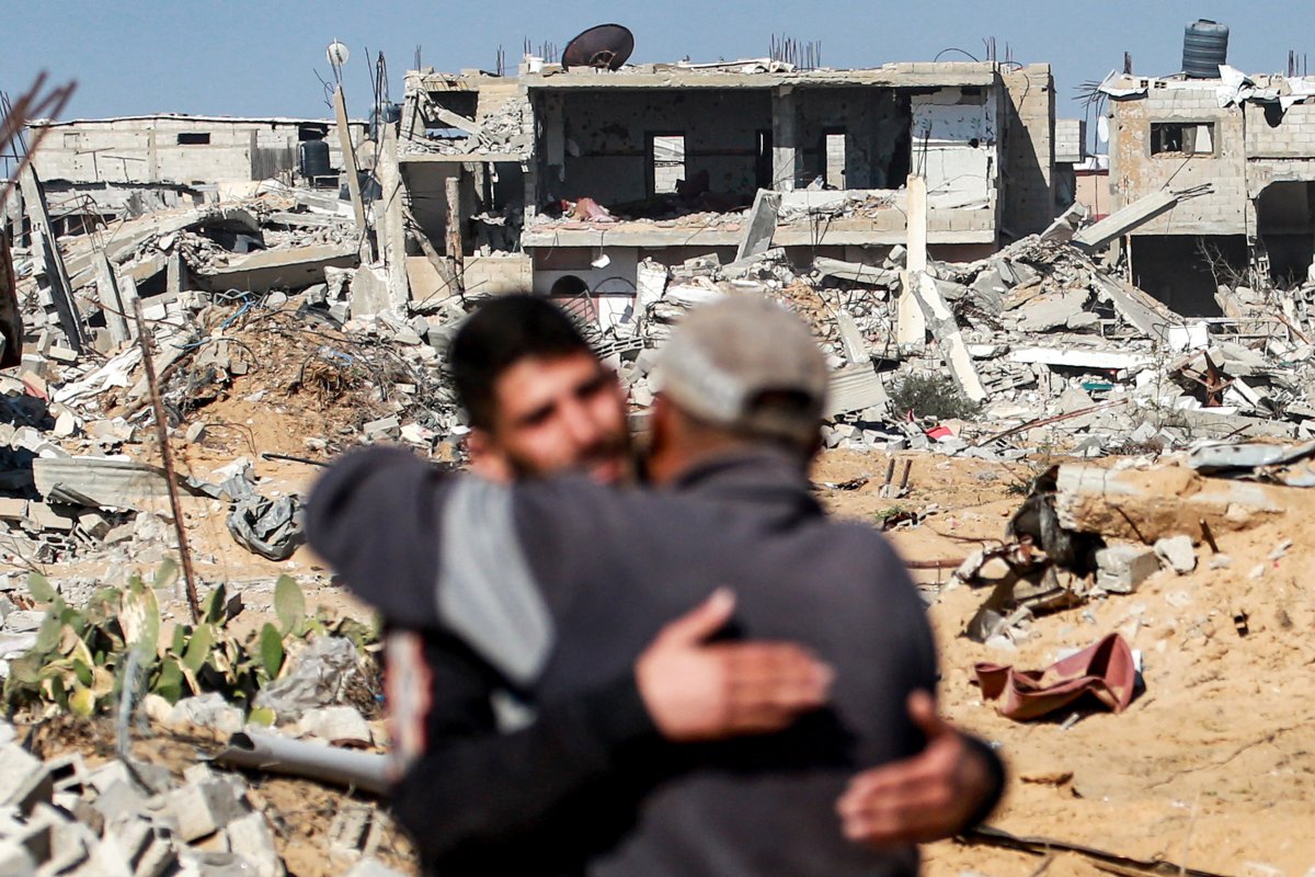 Palestinos, abracen, en el medio, Gaza, la paz.