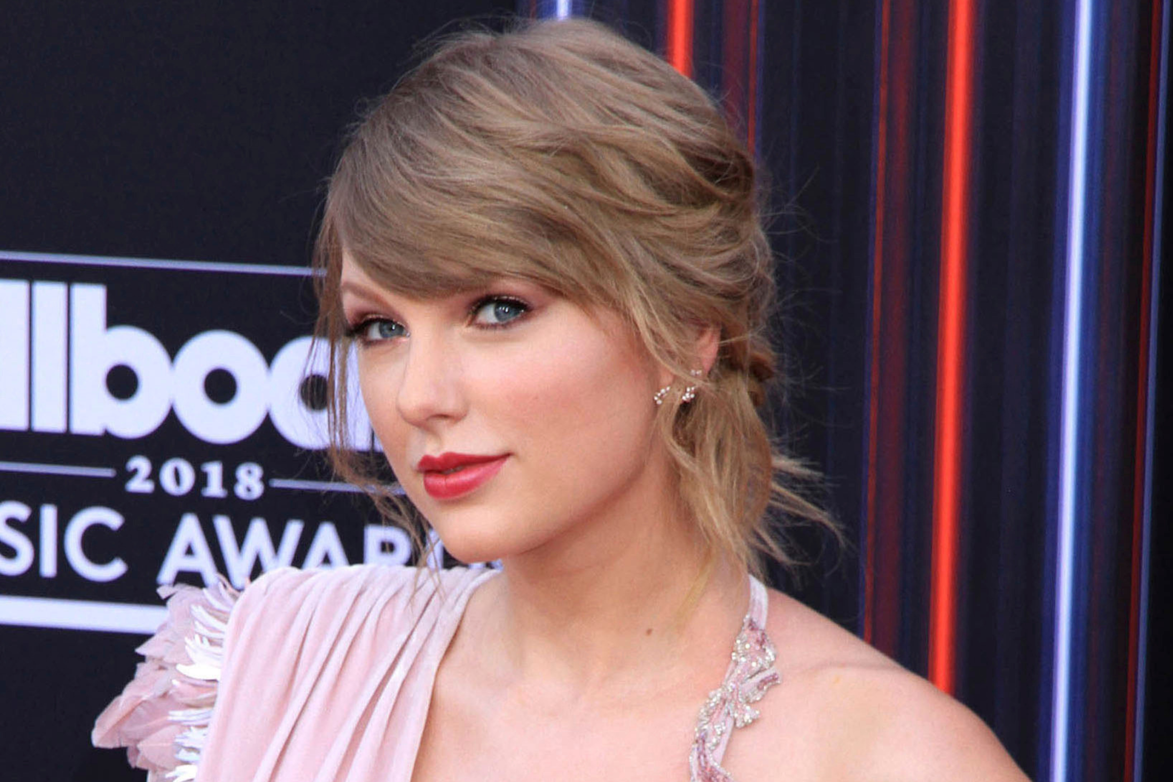 Taylor Swifts Lawyers Change Defense in Copyright Lawsuit