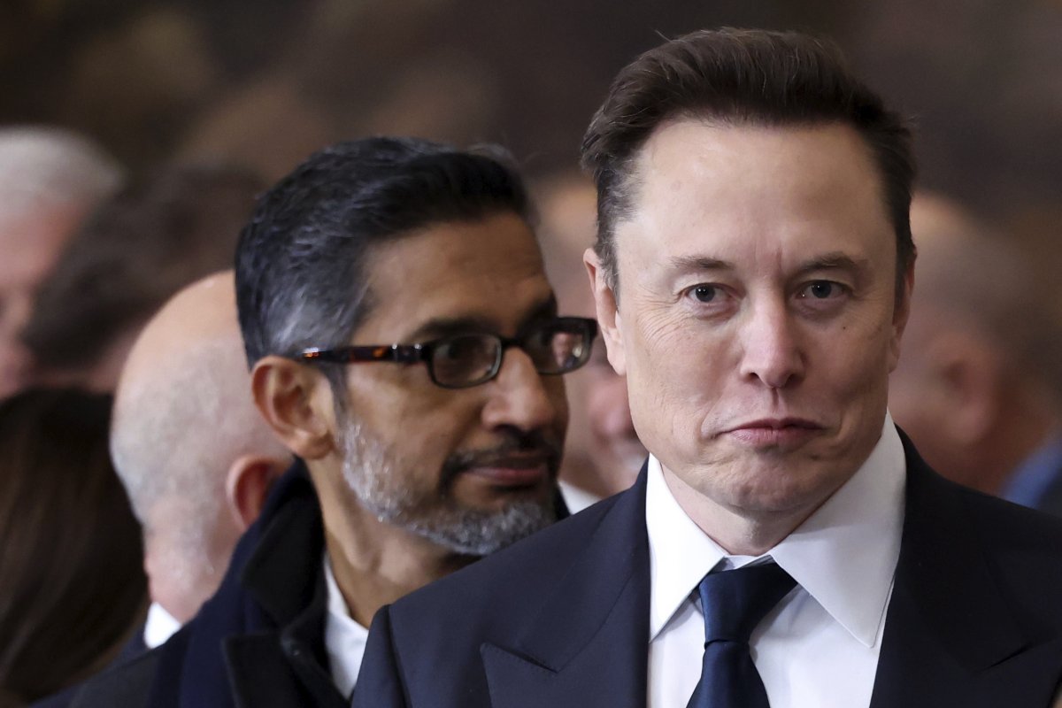 イーロン・マスク氏（右）とGoogle CEOのサンダー氏