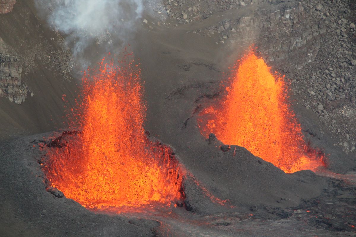 Kilauea: Hawaii volcano erupts again spewing toxic gases and volcanic smog