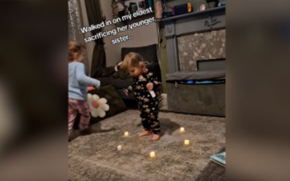 India Toplis found her daughters playing together.