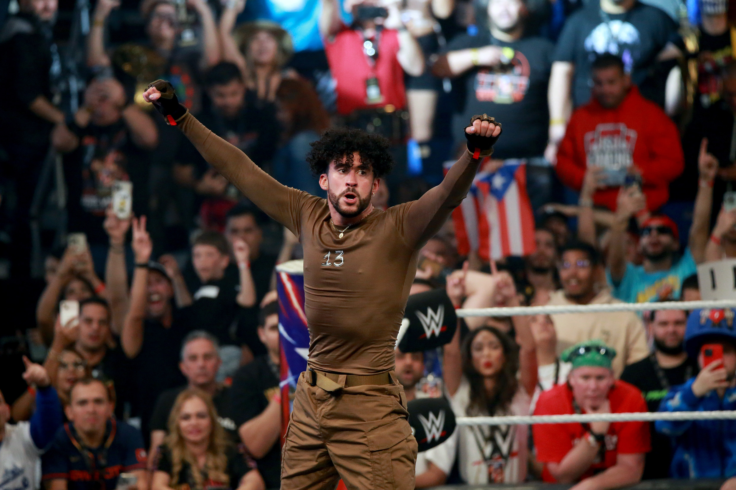 バッドバニーは彼がこれまでで最高の有名人WWEレスラーだと言います