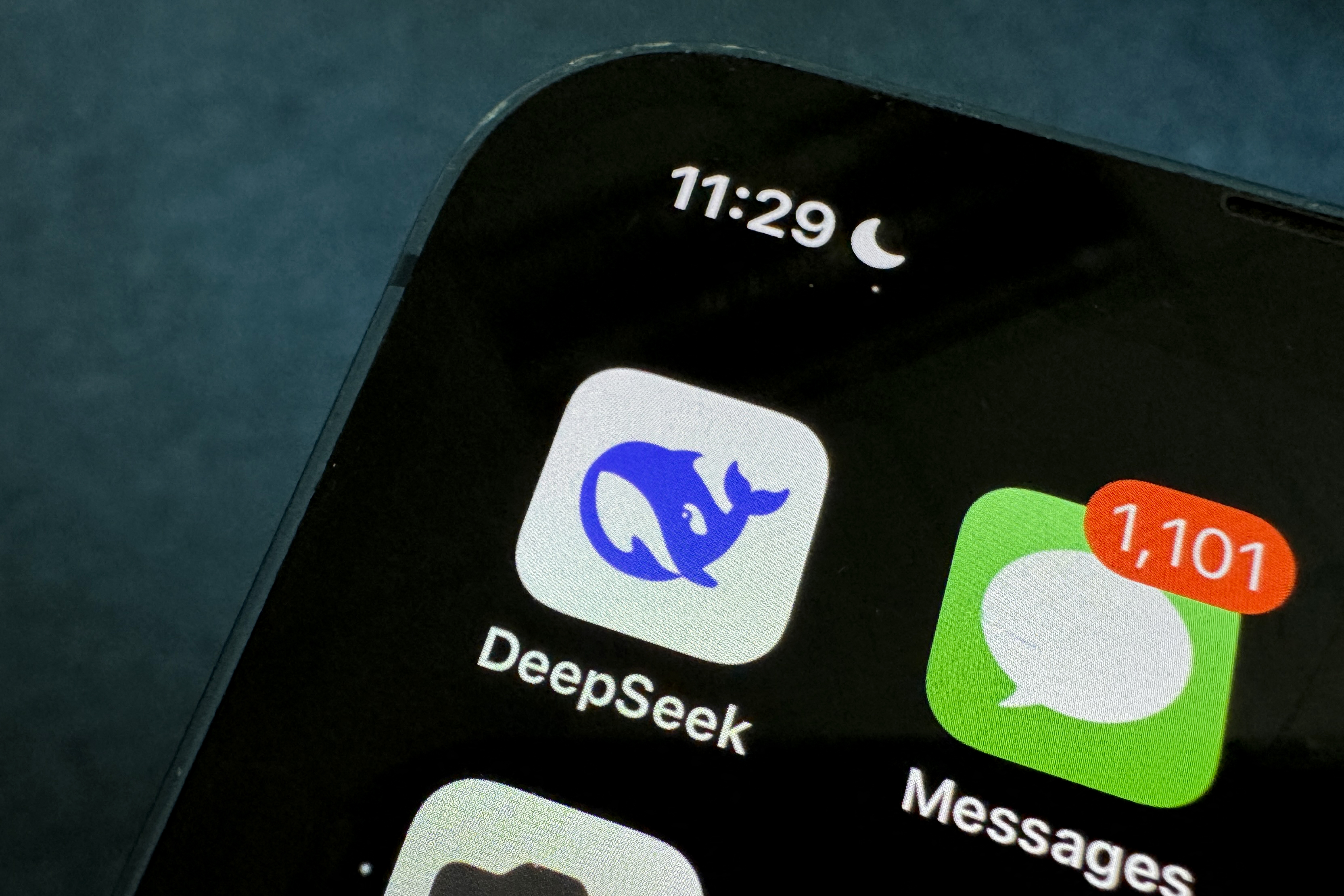 Chinese DeepSeek AI Overtakes ChatGPT On US App Store - Newsweek