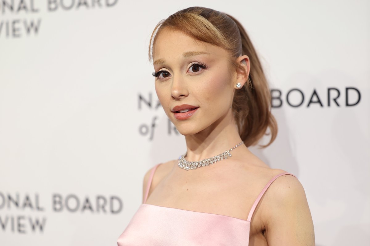 Viral Ariana Grande Impersonator Makes Fans Do Double-Take on Red Carpet -  Newsweek