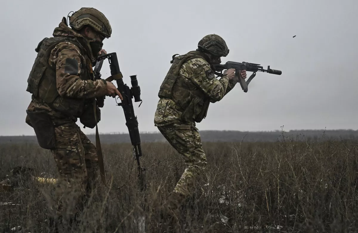 https://d.newsweek.com/en/full/2580354/russian-soldiers-near-pokrovsk.webp