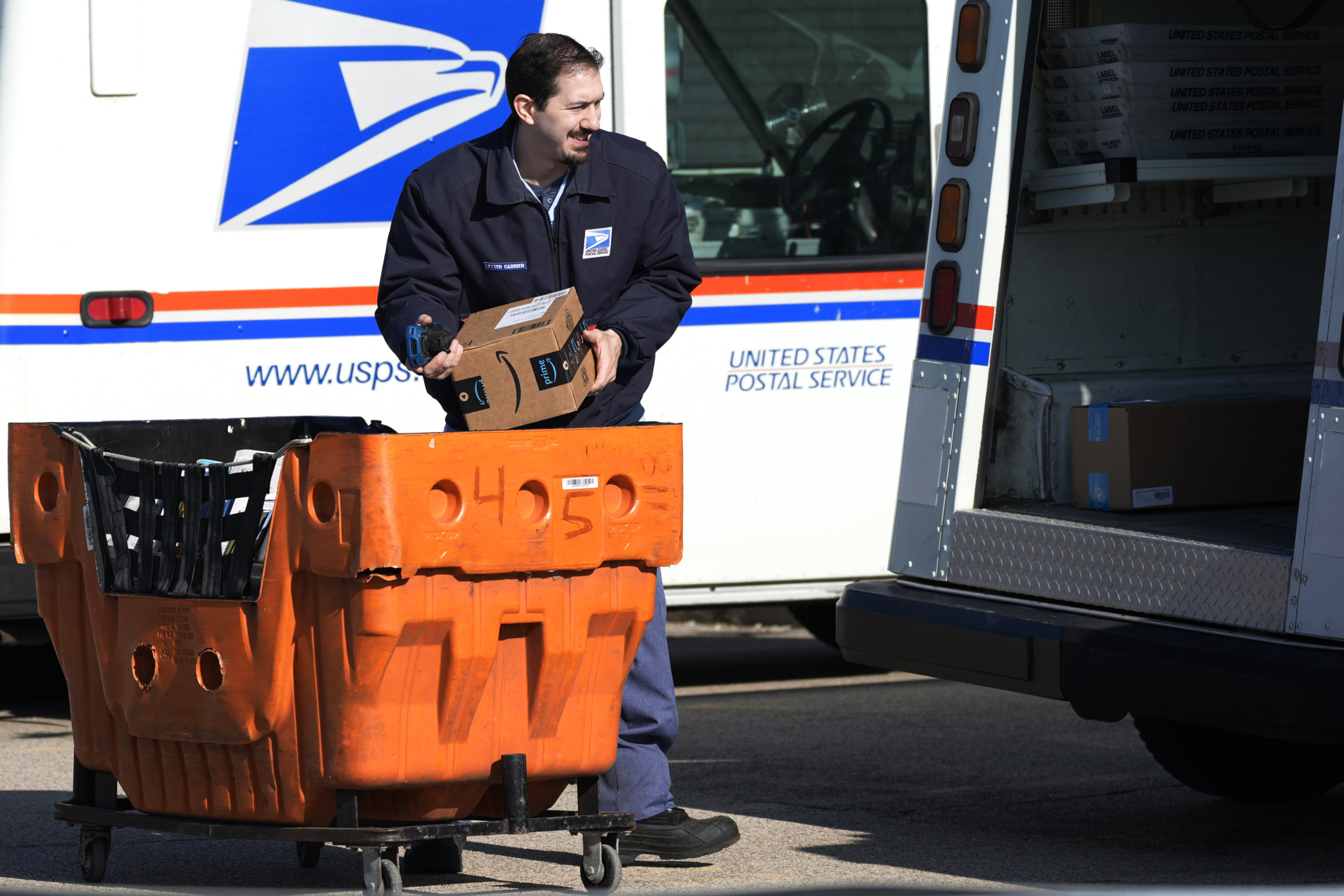 USPS reverses decision to suspend packages from China