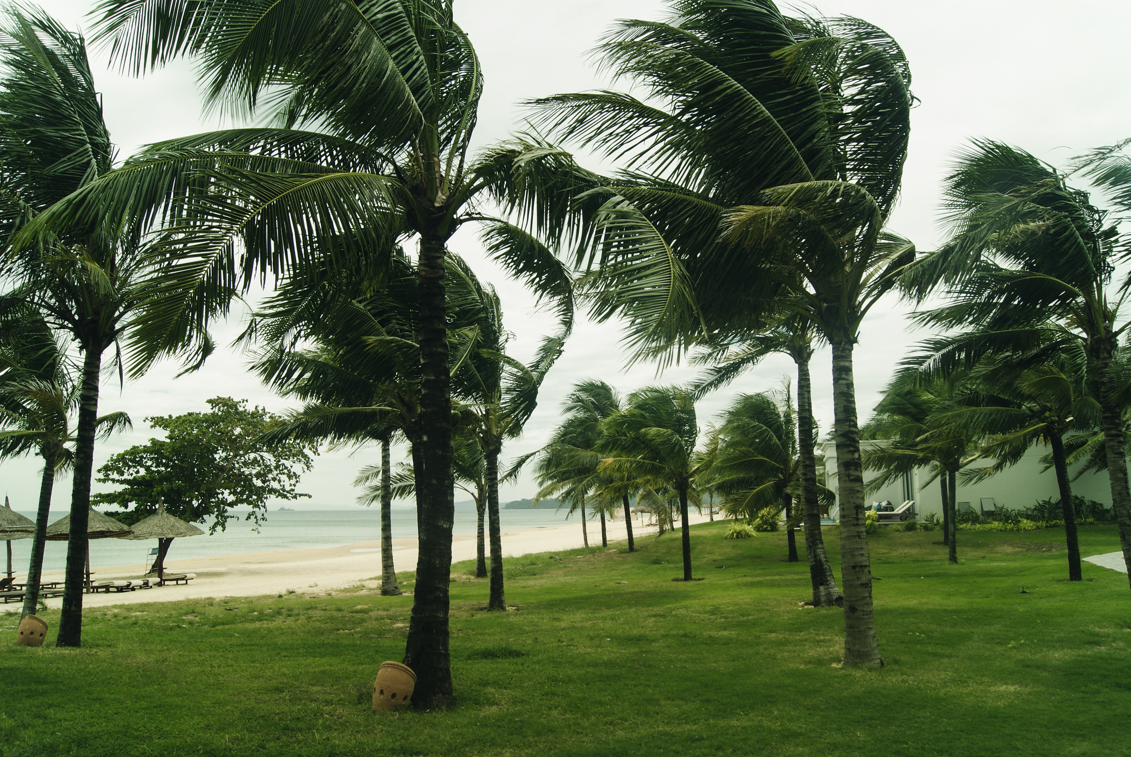 Hawaii warned doors will be "difficult to open" amid strong winds