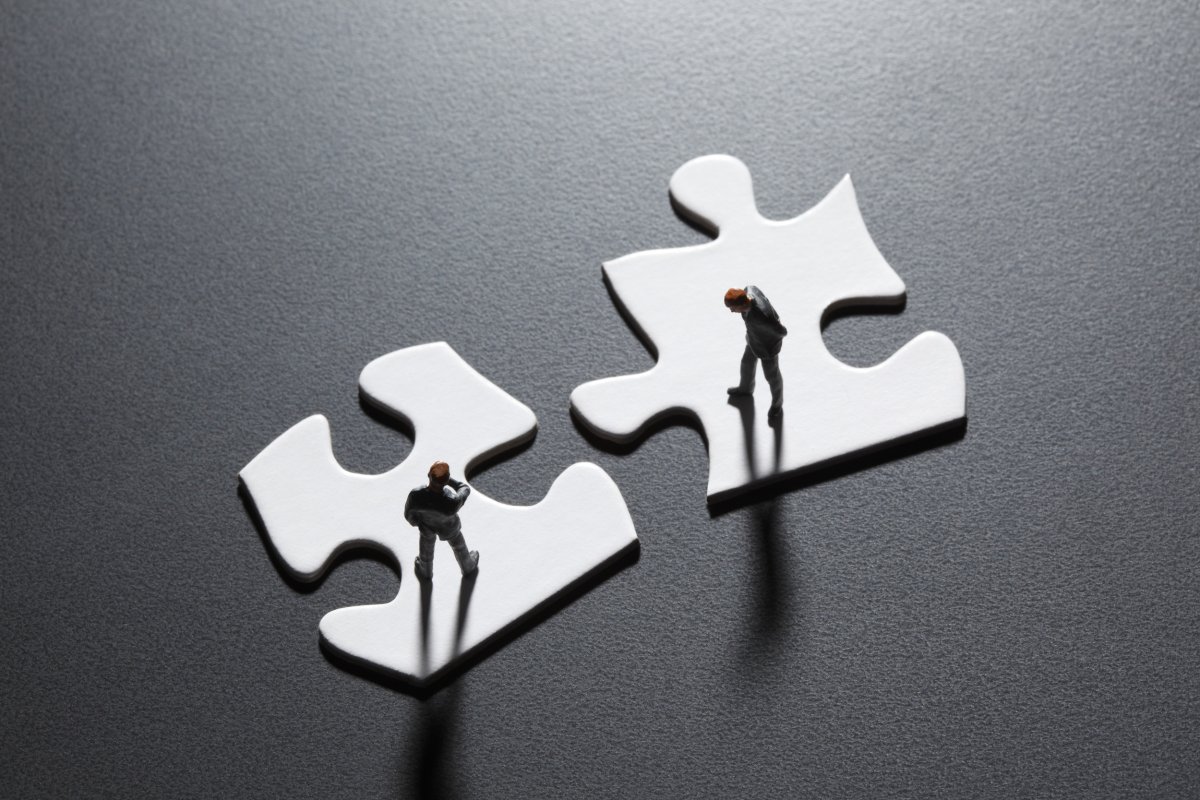 people puzzle pieces apart distant