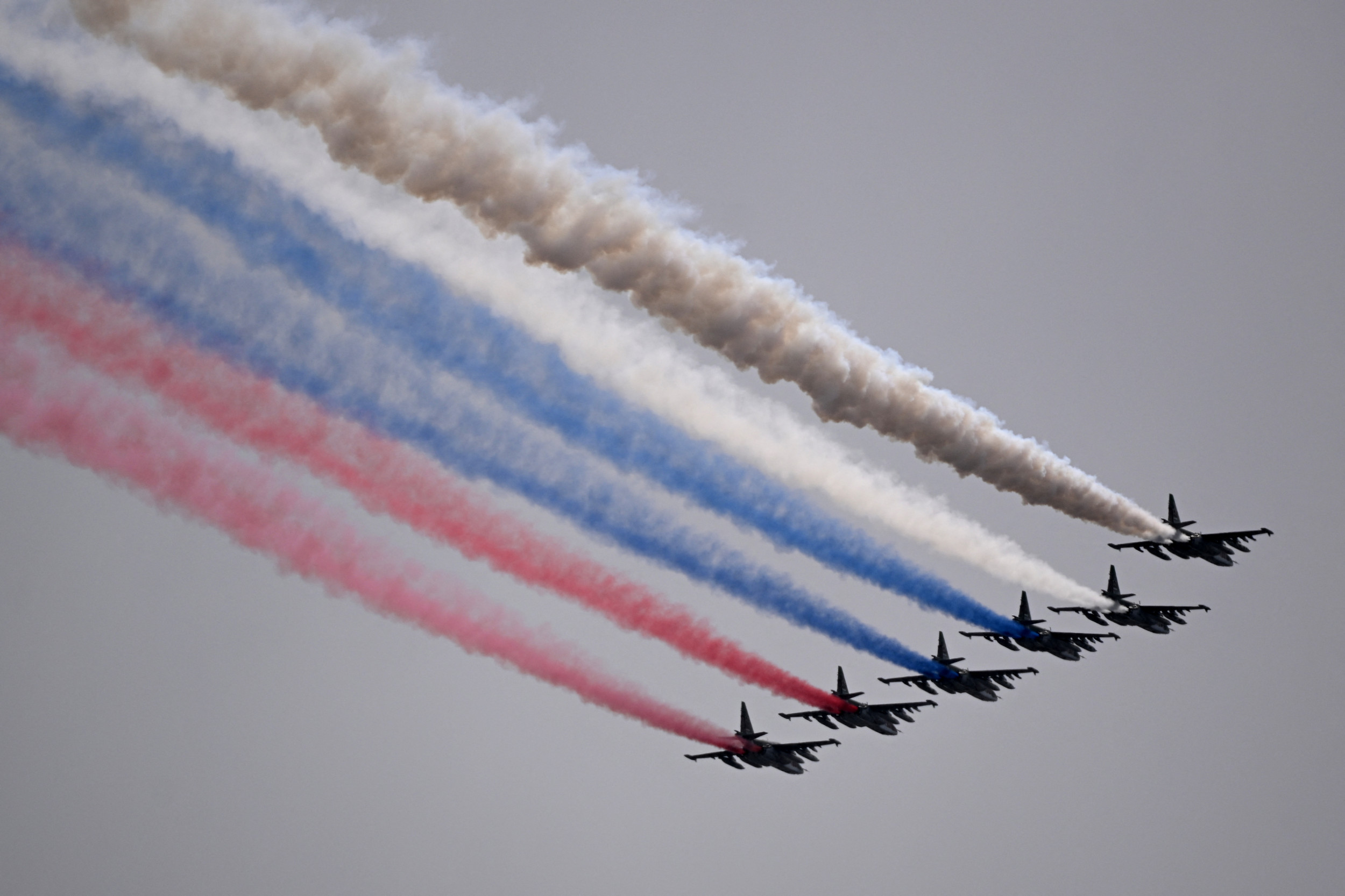 Ukraine schießt russischen Kampfjet ab und trifft Hubschrauber ...