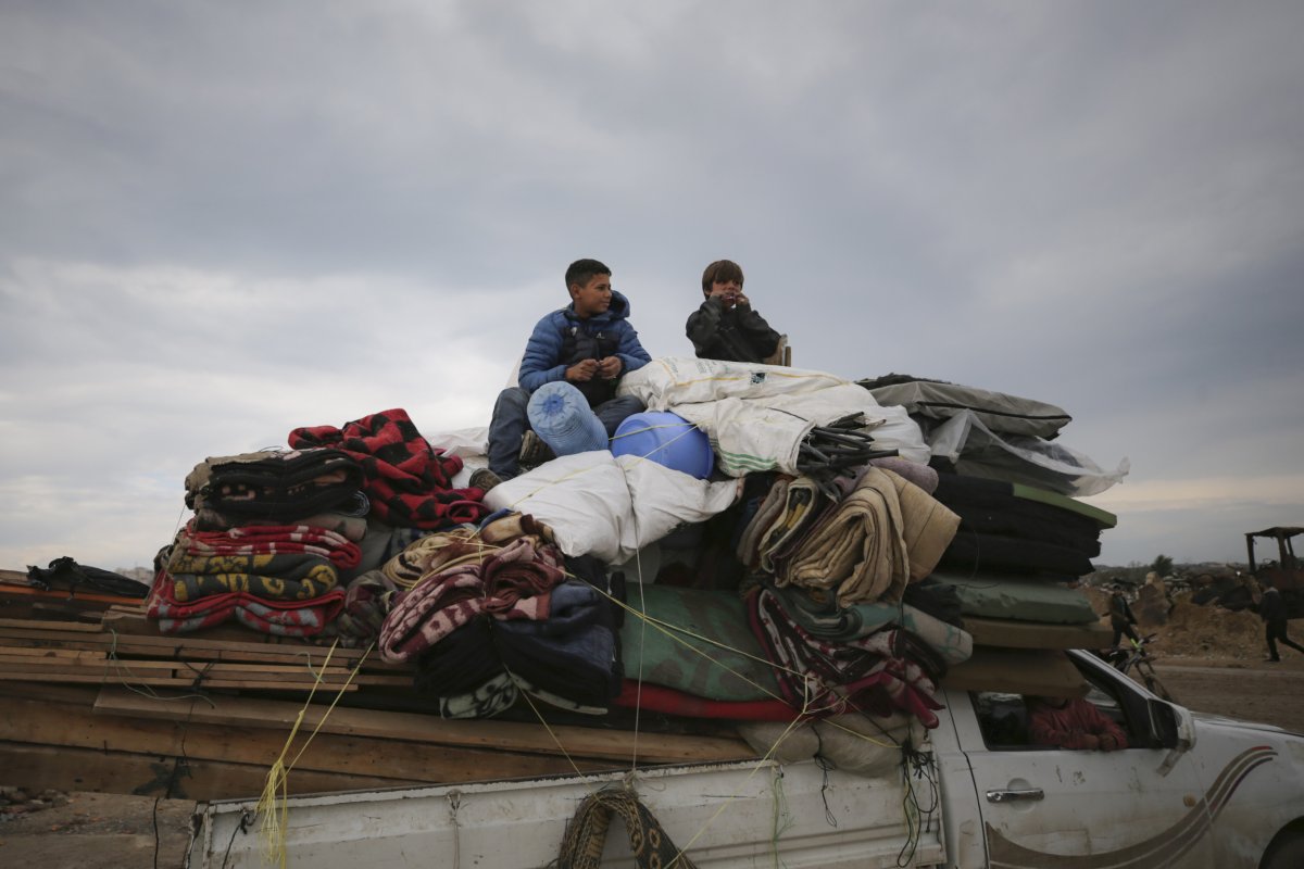 Palestinians make their way back to Gaza