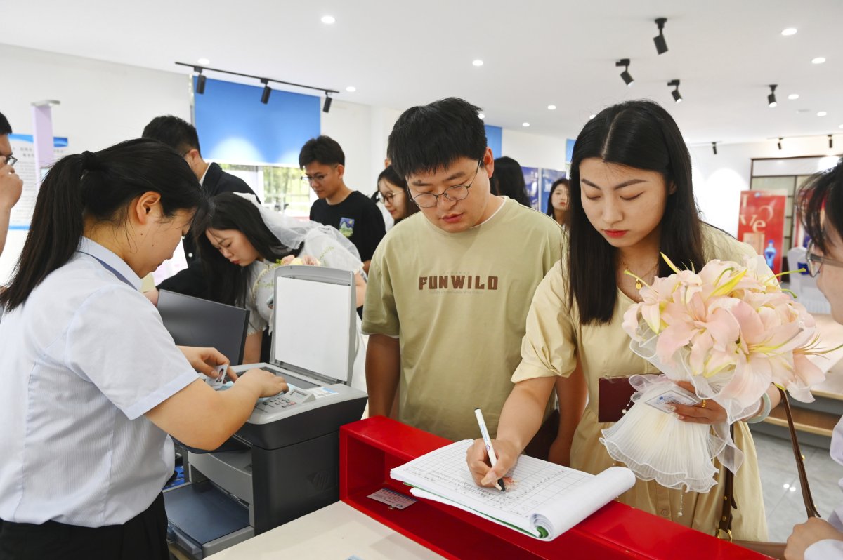 Newlyweds Register for Marriage in Jiangsu Province Newlyweds Register for Marriage in Jiangsu Province