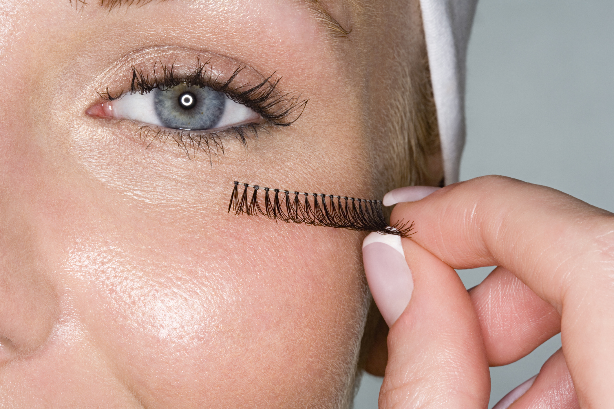 Woman Victim of Lash Blindness—Shock at How She Looks Without Them