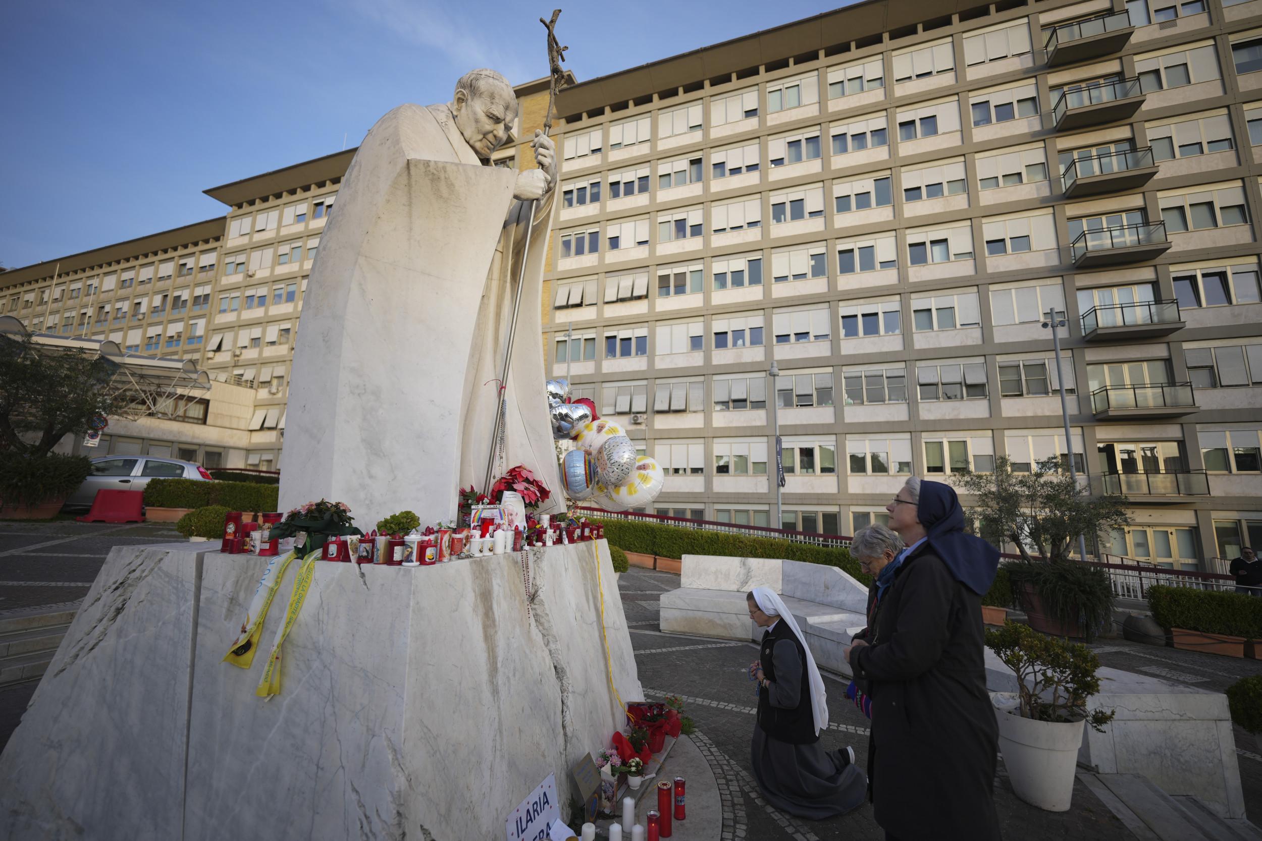 Vatican announces Pope Francis has new complication, in critical condition