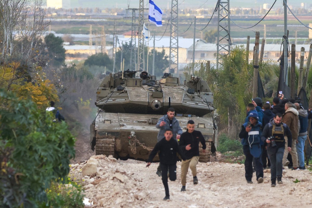 Israeli Tanks coming to West Bank 