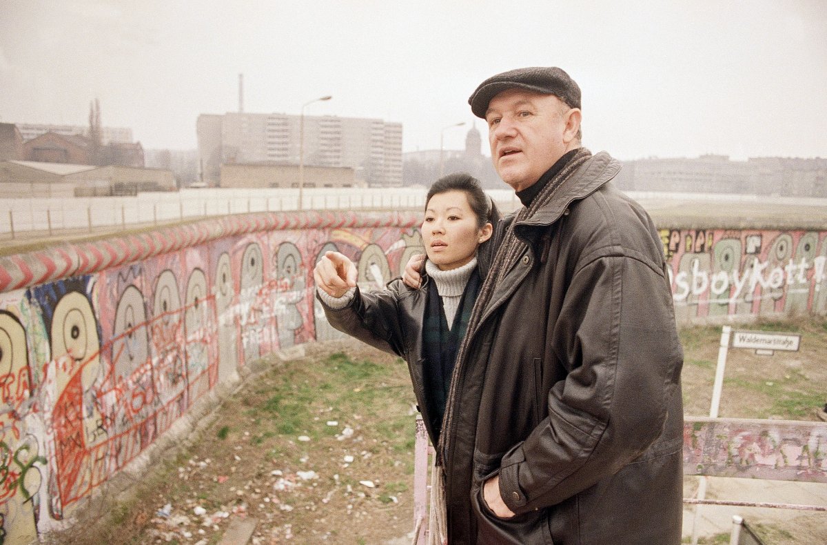 El actor Gene Hackman y Betsy Arakawa