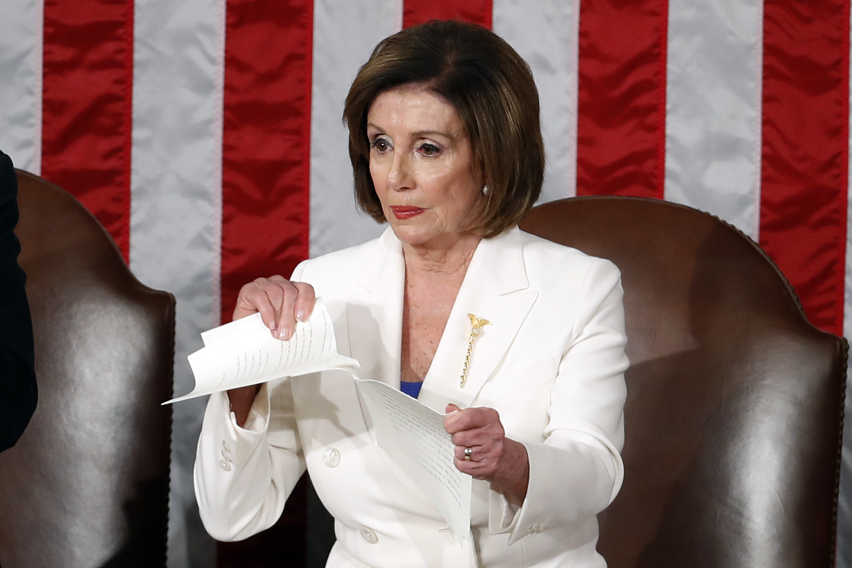  Pelosi tears her copy of Trump speech