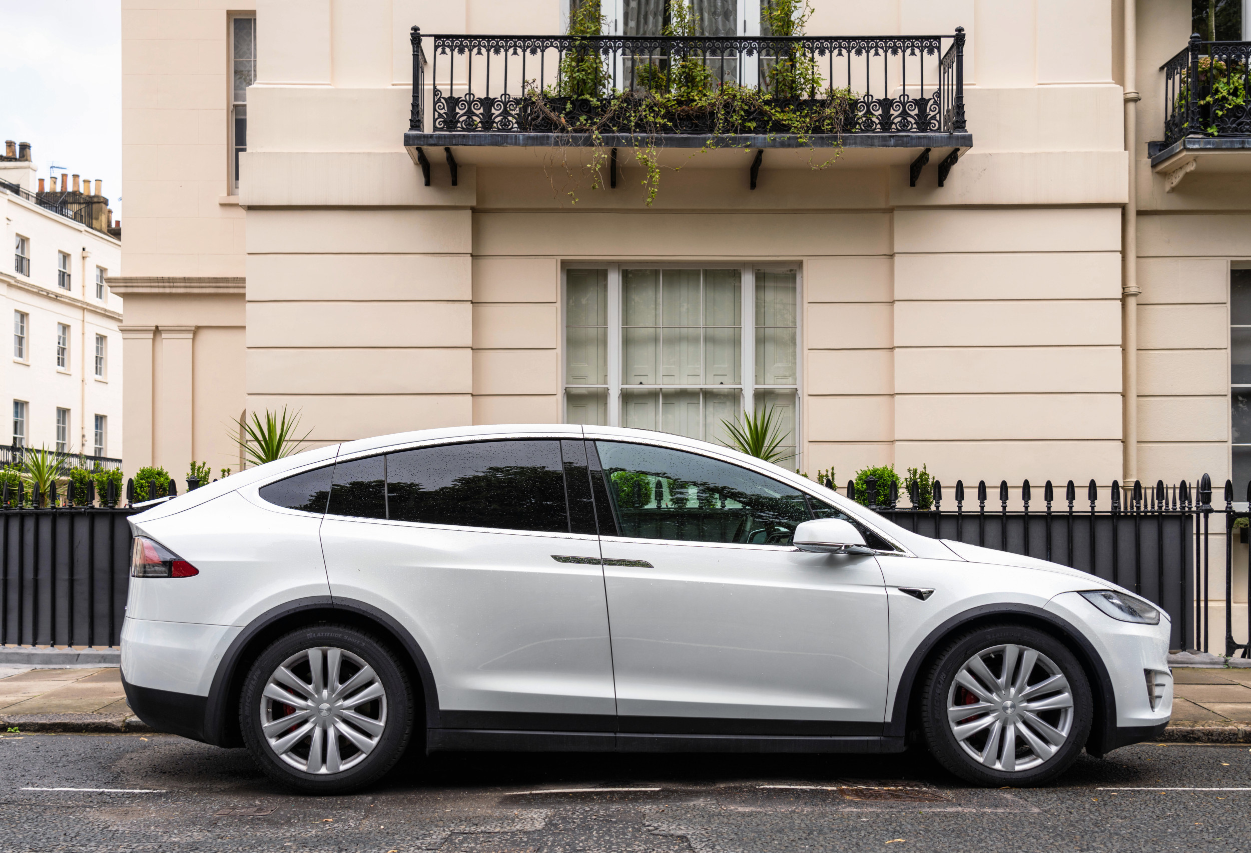 Man Calling Cops Over How Neighbors Tesla Is Parked Sparks Debate