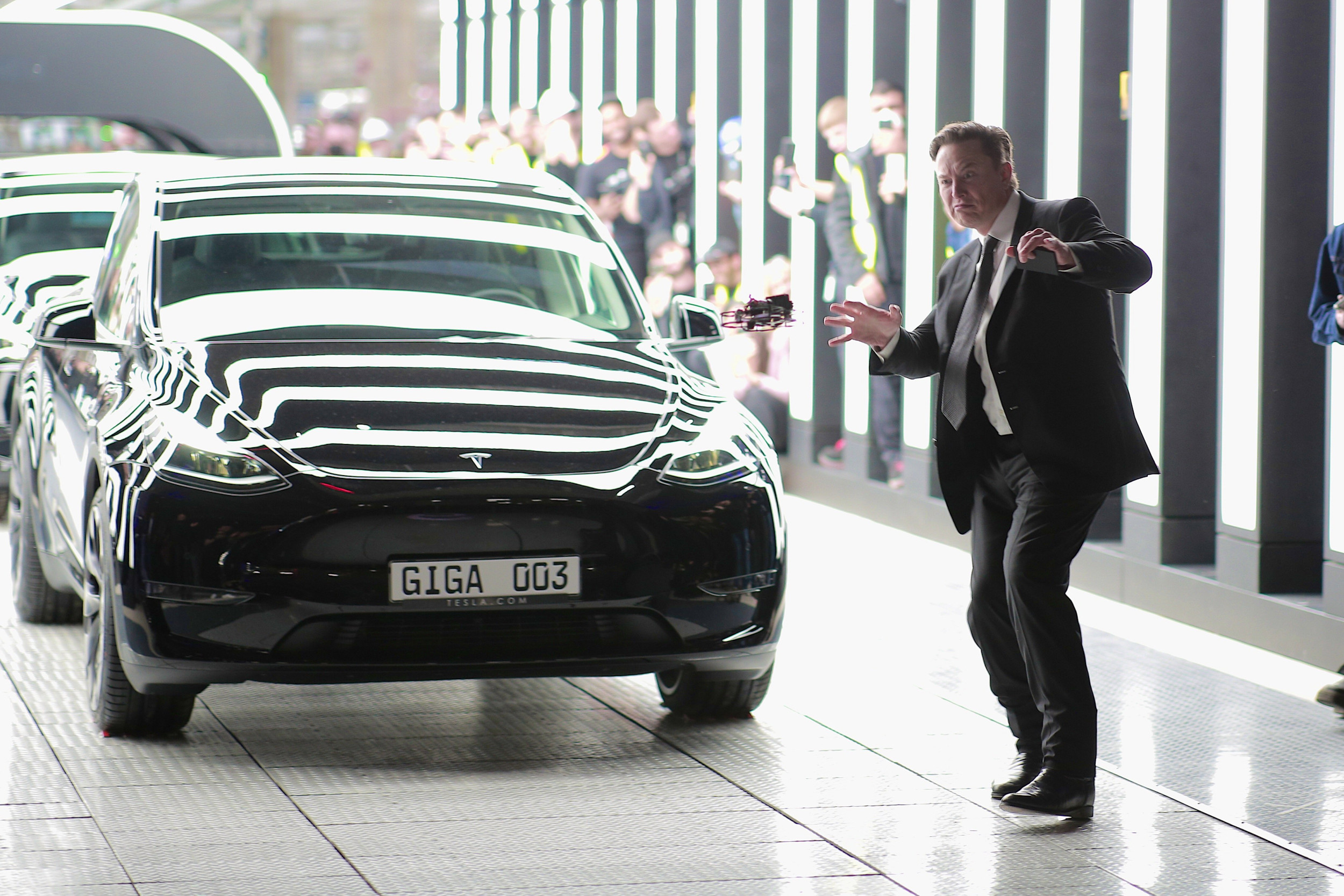 Elon Musk Addresses Many Attacks Against Tesla Stores