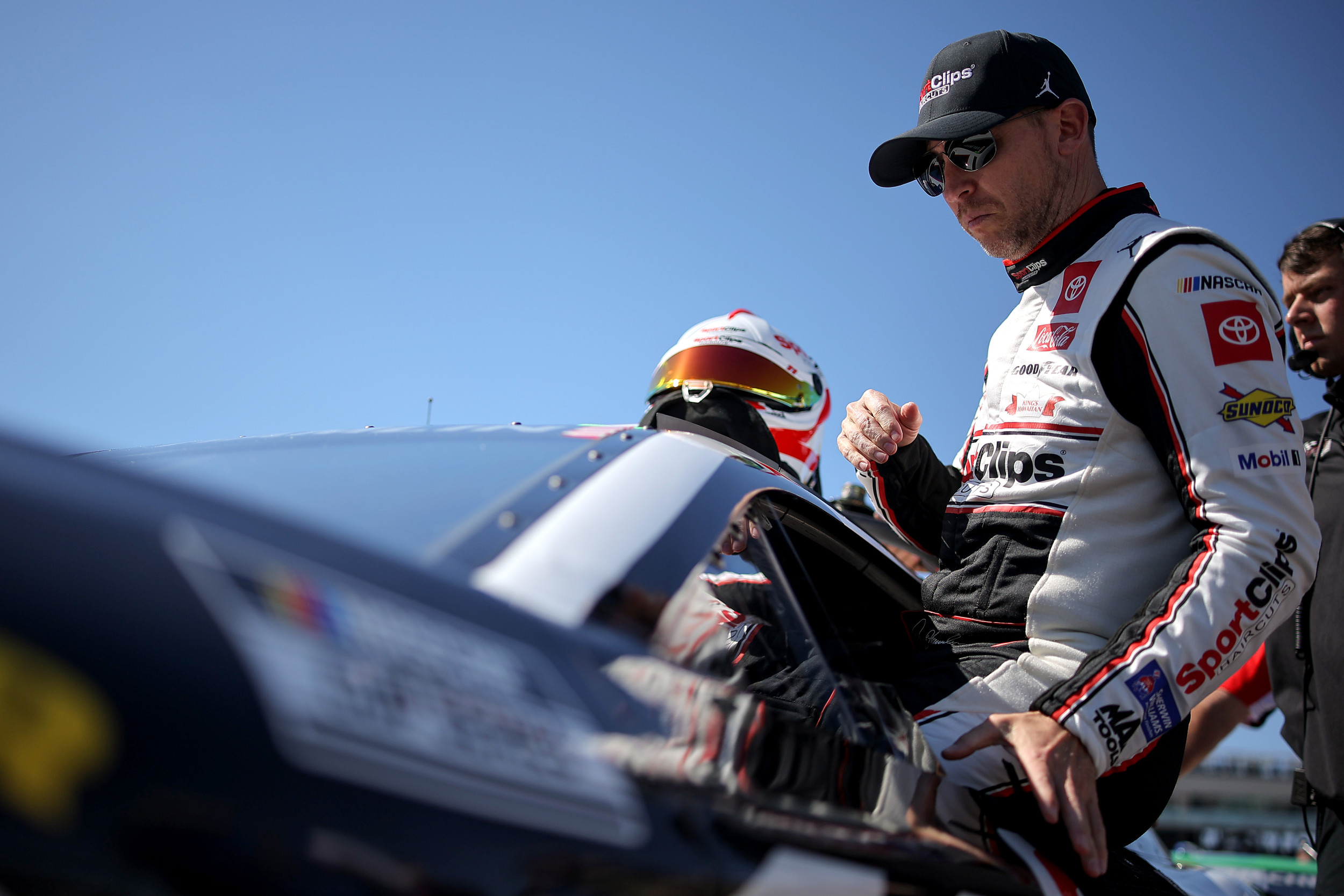 Hamlin Challenges Bell's Win Streak After Phoenix - News Directory 3