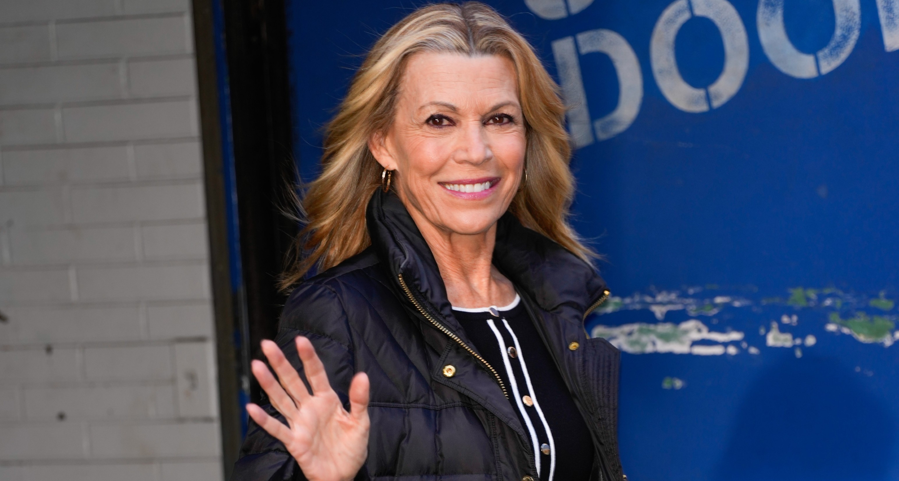 what does vanna white make a year