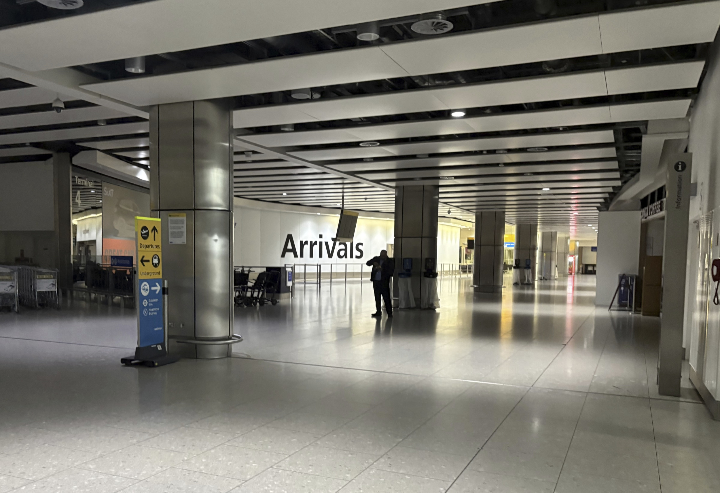 US Passengers Face Flight Chaos as Major Airport Closed