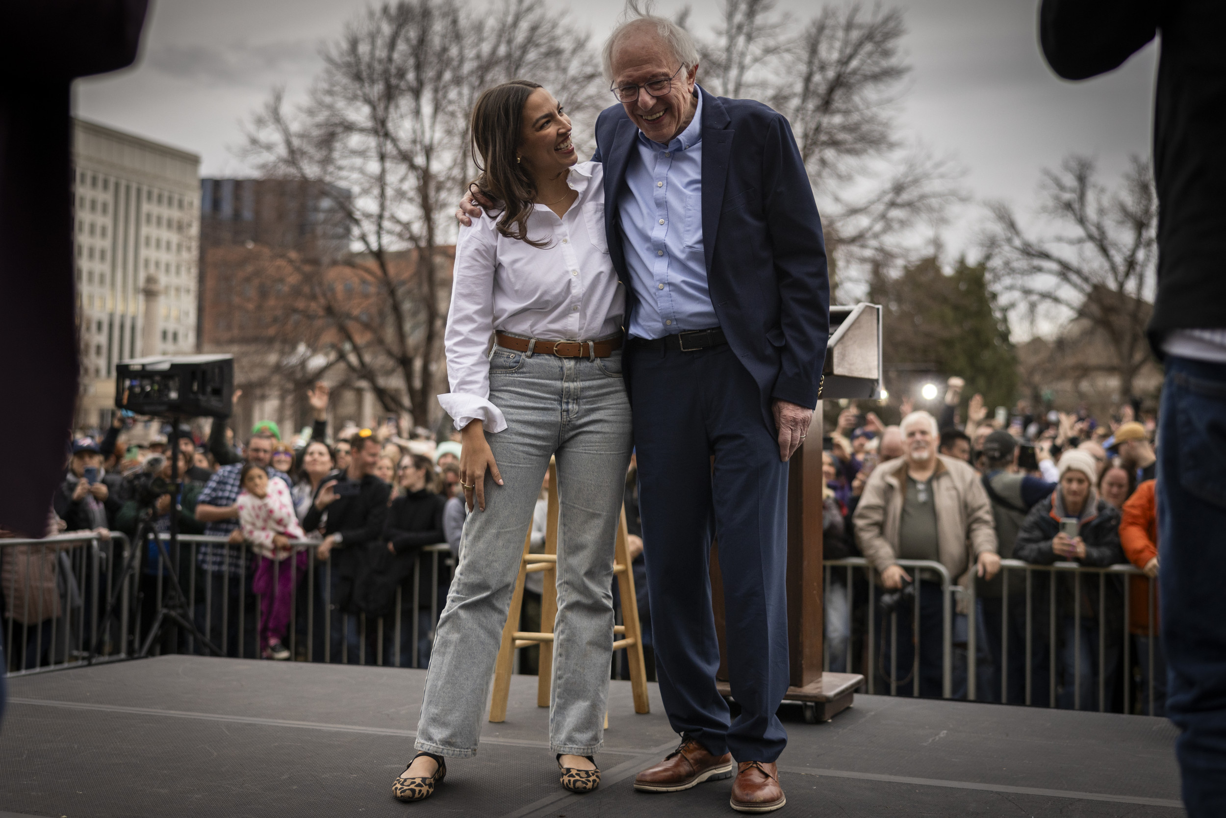 Sanders, AOC Rally in Denver Draws Over 34,000 Amid Party Tensions