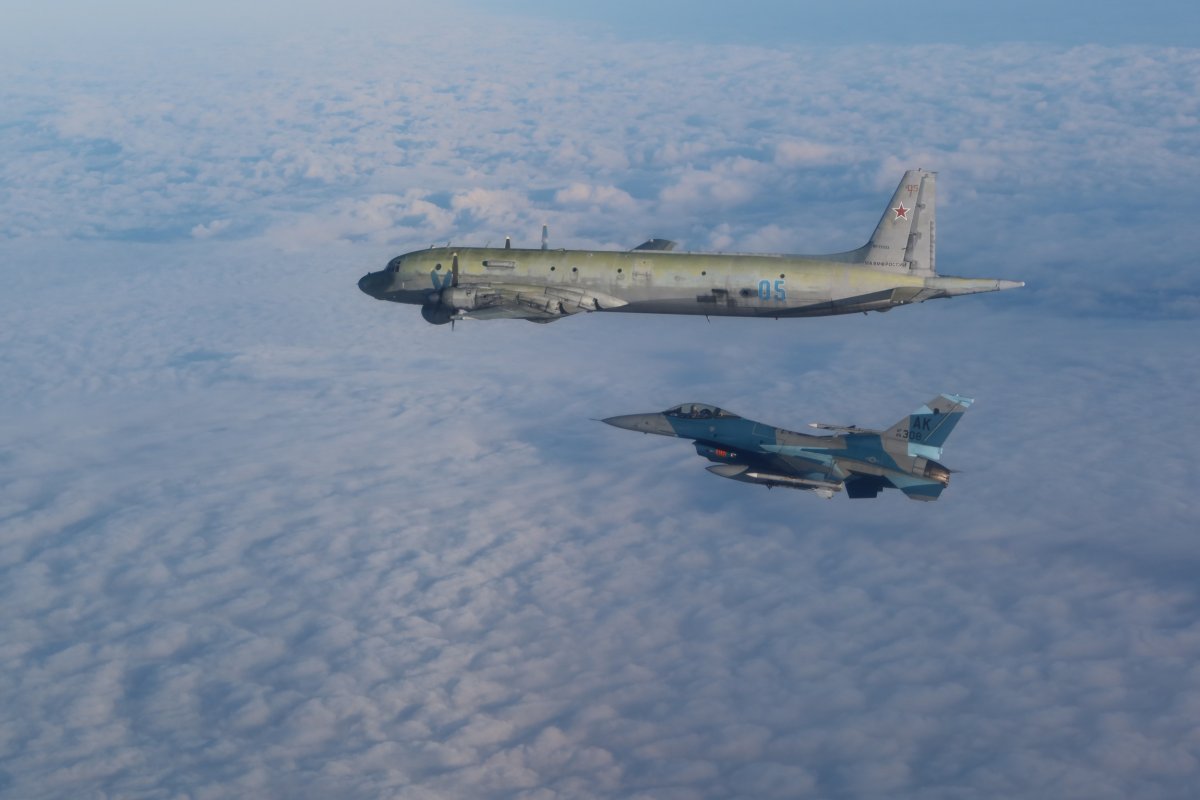 El avión de combate de los Estados Unidos previene los aviones militares rusos