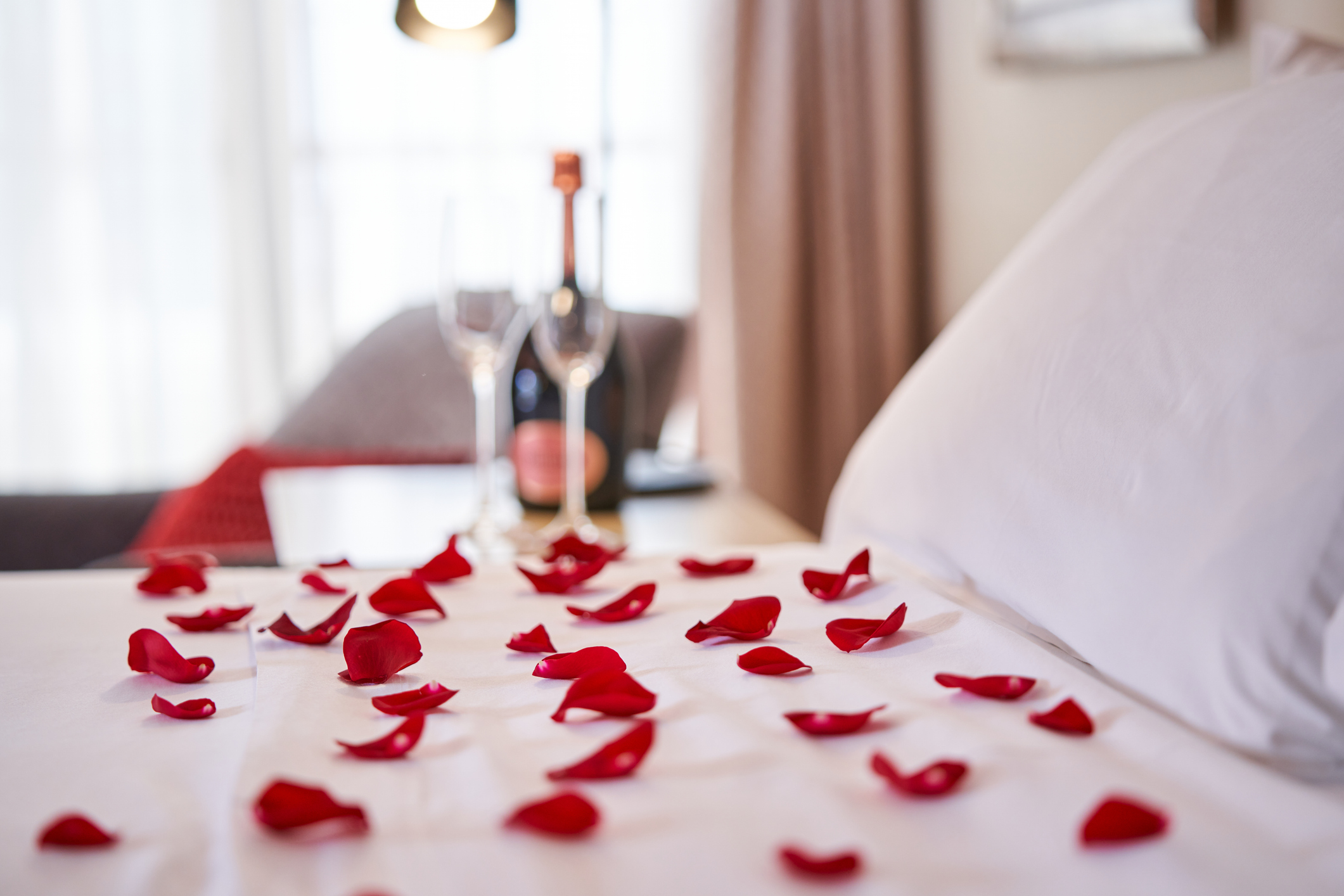 hotel-bed-rose-petald.jpg?w=1600\u0026h=1600\u0026q=88\u0026f=5747198bda5df39aff0afe9f9a454b6a