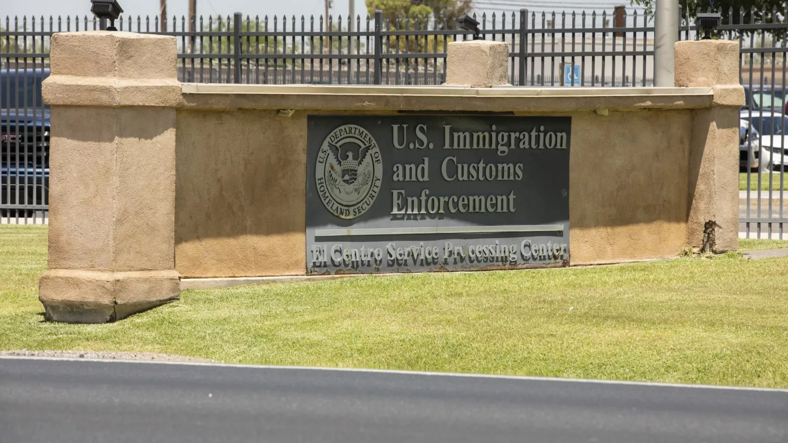 Lawyer confronts ICE agents in viral video: 'Must be a new policy'