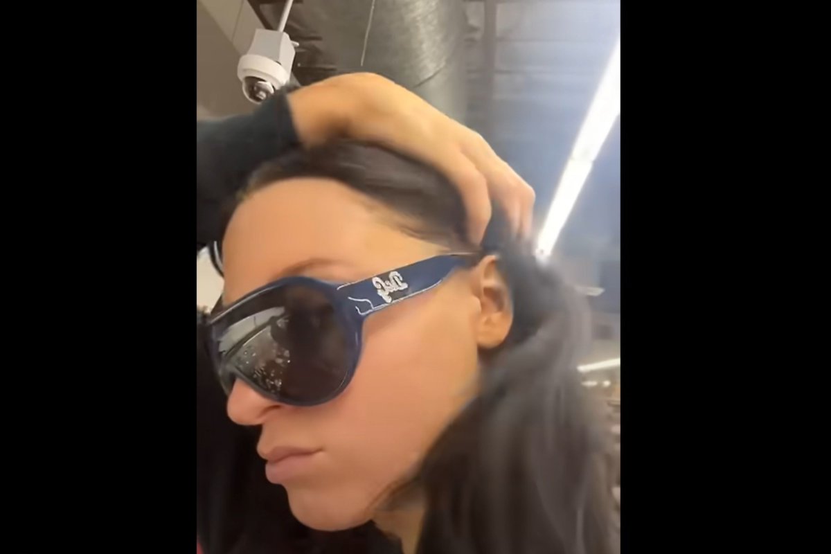 A woman spot $ 16 shoes shoes in the storage warehouse shocked 'rare' finding star-news.press/wp A woman wearing D & G sunglasses in the store.