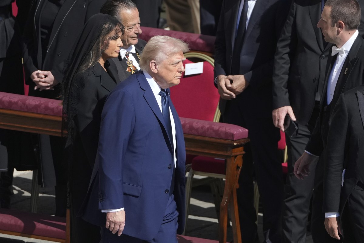 Donald Trump e Melania no funeral do papa