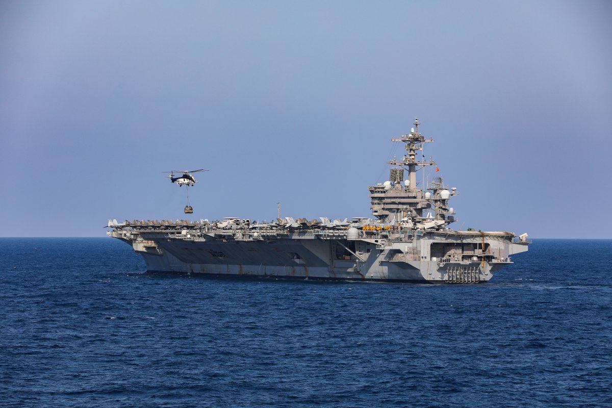 حامل هواپیمای آمریکایی USS Carl Vinson