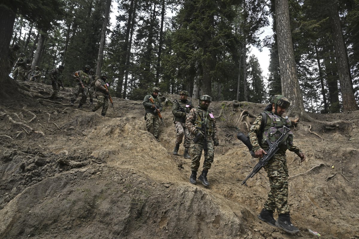 How India's and Pakistan's Armed Forces Compare, as Nuclear Fears Grow - Newsweek