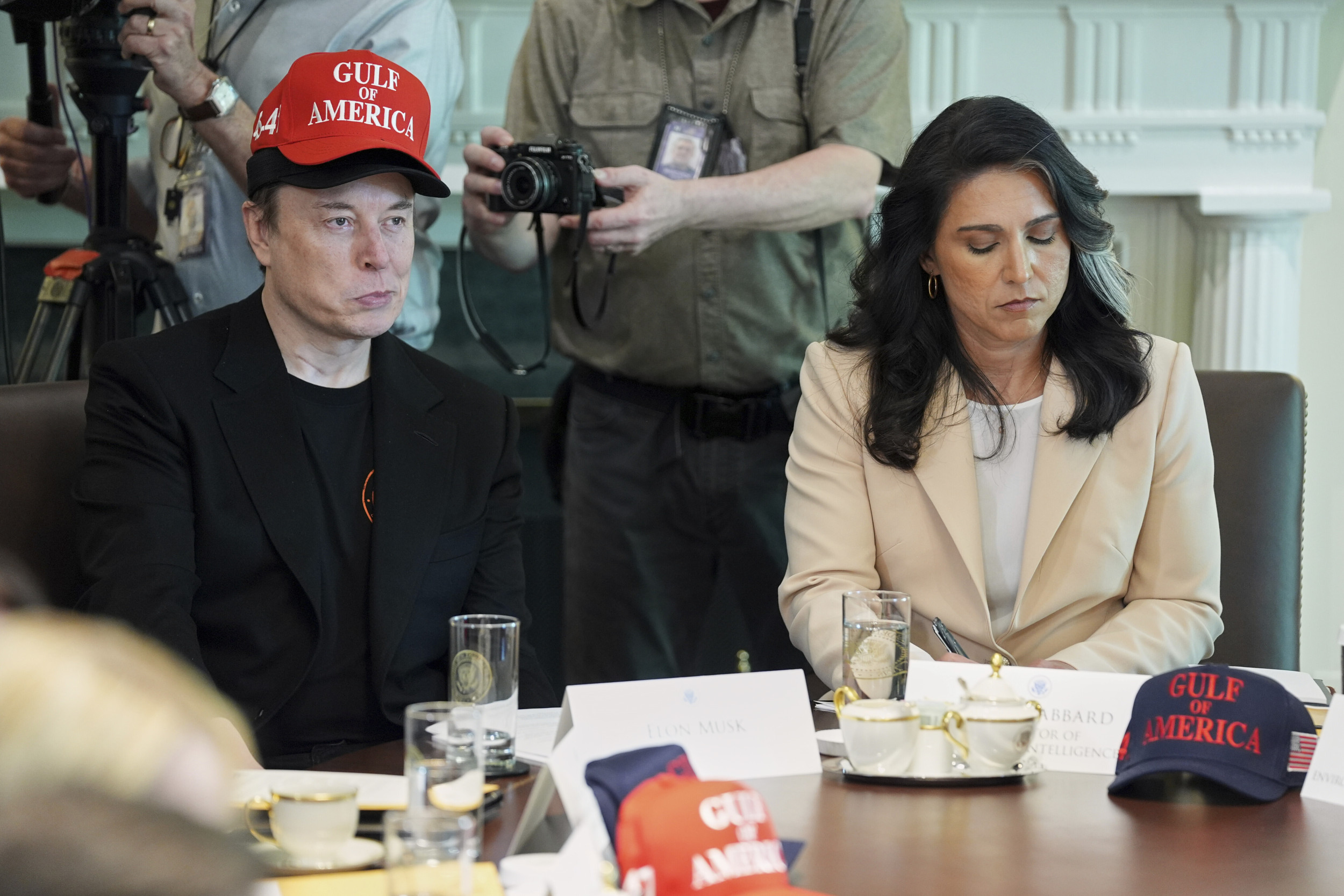 https://d.newsweek.com/en/full/2636168/elon-musk-tulsi-gabbard.jpg