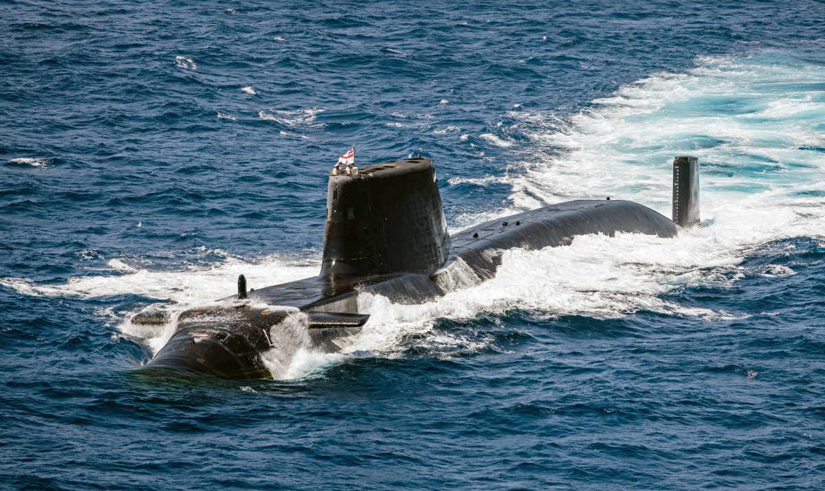 イギリスの核で運営されているポルトガル潜水艦近くの移民