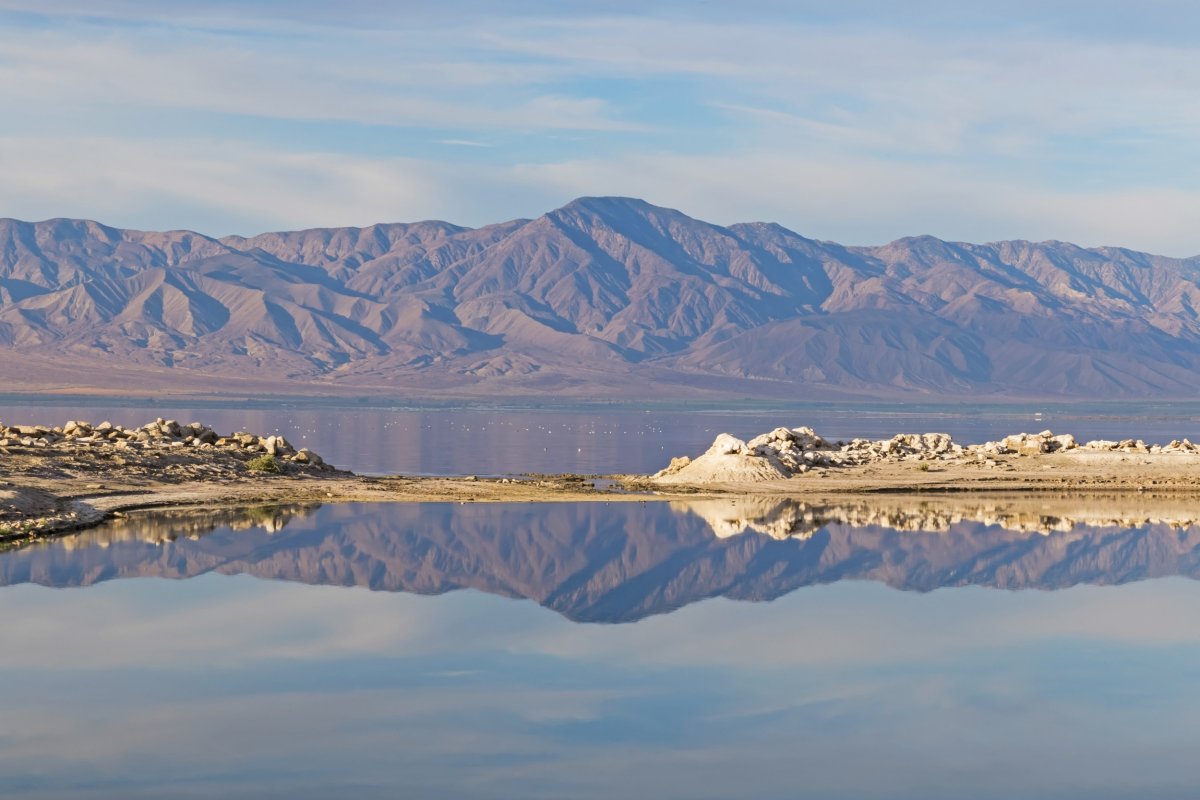 カリフォルニアの塩分海にある砂漠の風景。